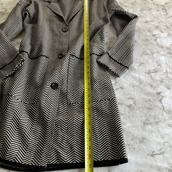 Black and white long sweater jacket - Picture 3 of 7